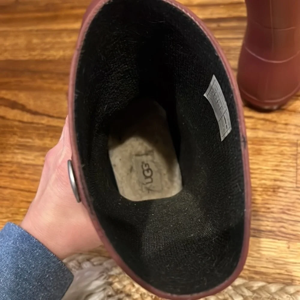 RARE UGG MAROON / CRIMSON RAIN BOOT WITH FLEECE LINED SOLE
